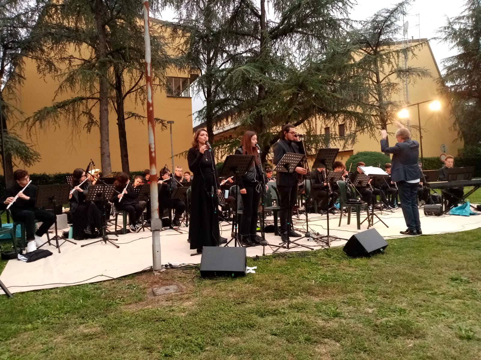 l'orchestra si esibisce nel parco Le Ginestre a Rivalta