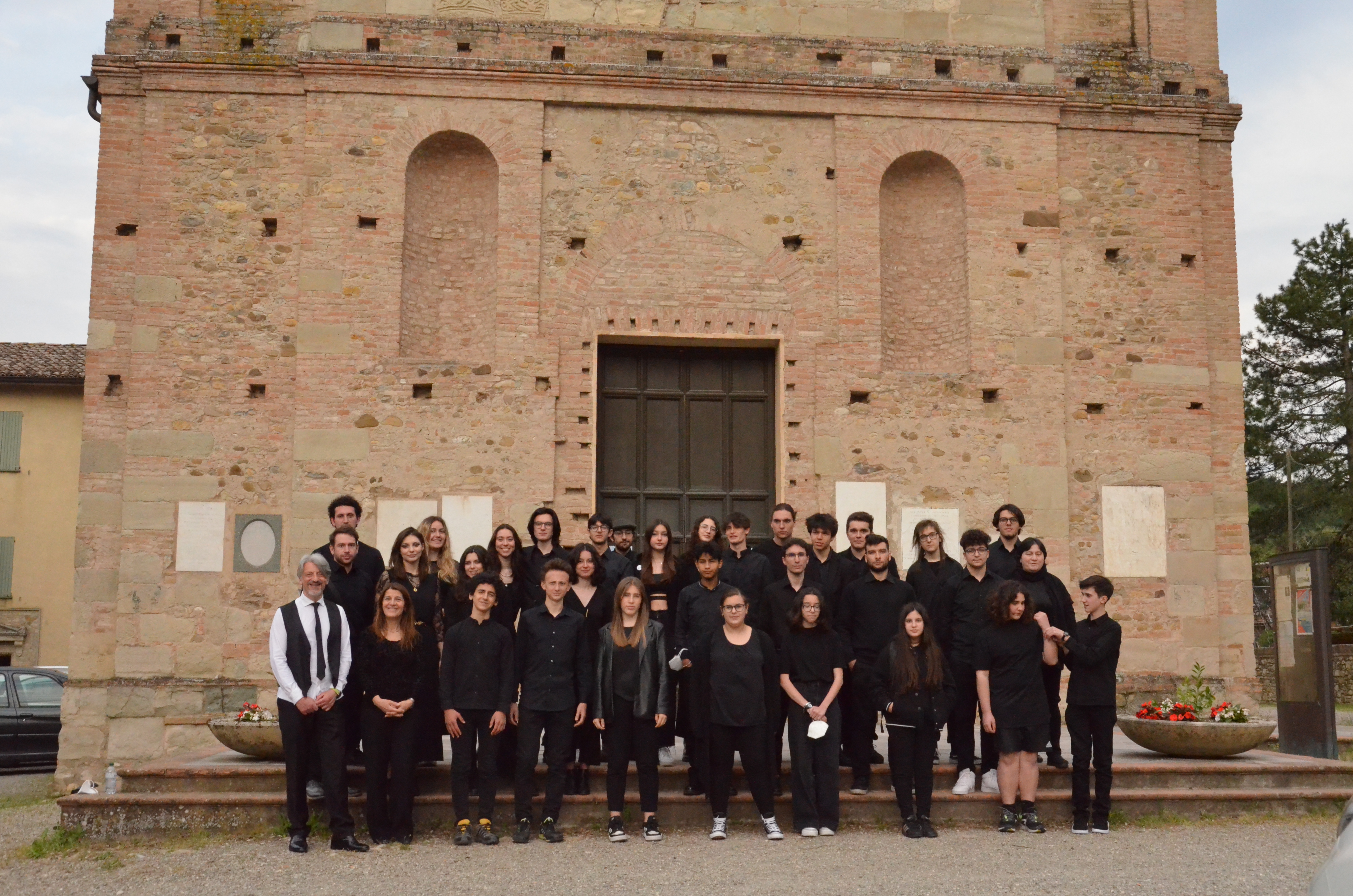 L'orchestra di fronte alla Chiesa di Sant'Antonino di Quattro Castella